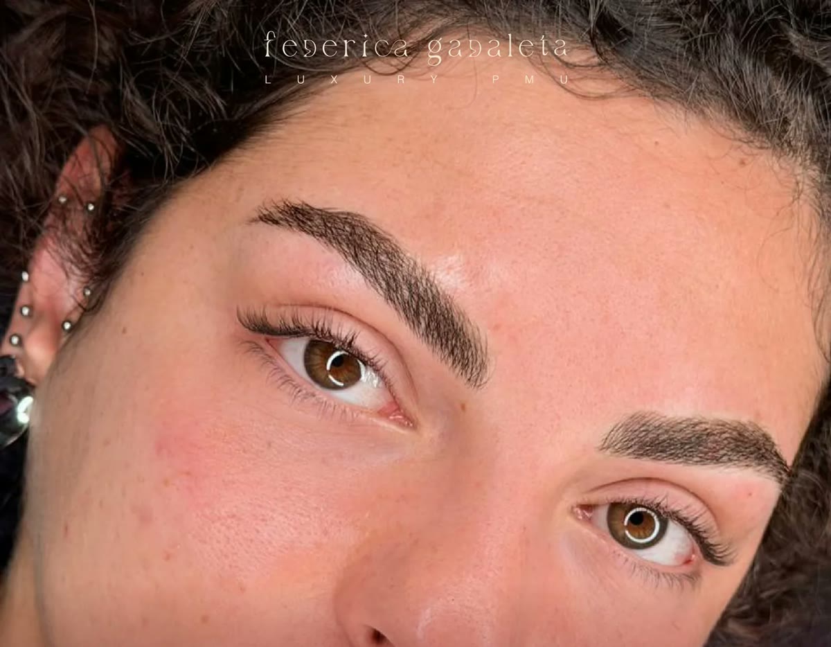 Dettaglio di un trattamento microblading alle sopracciglia
