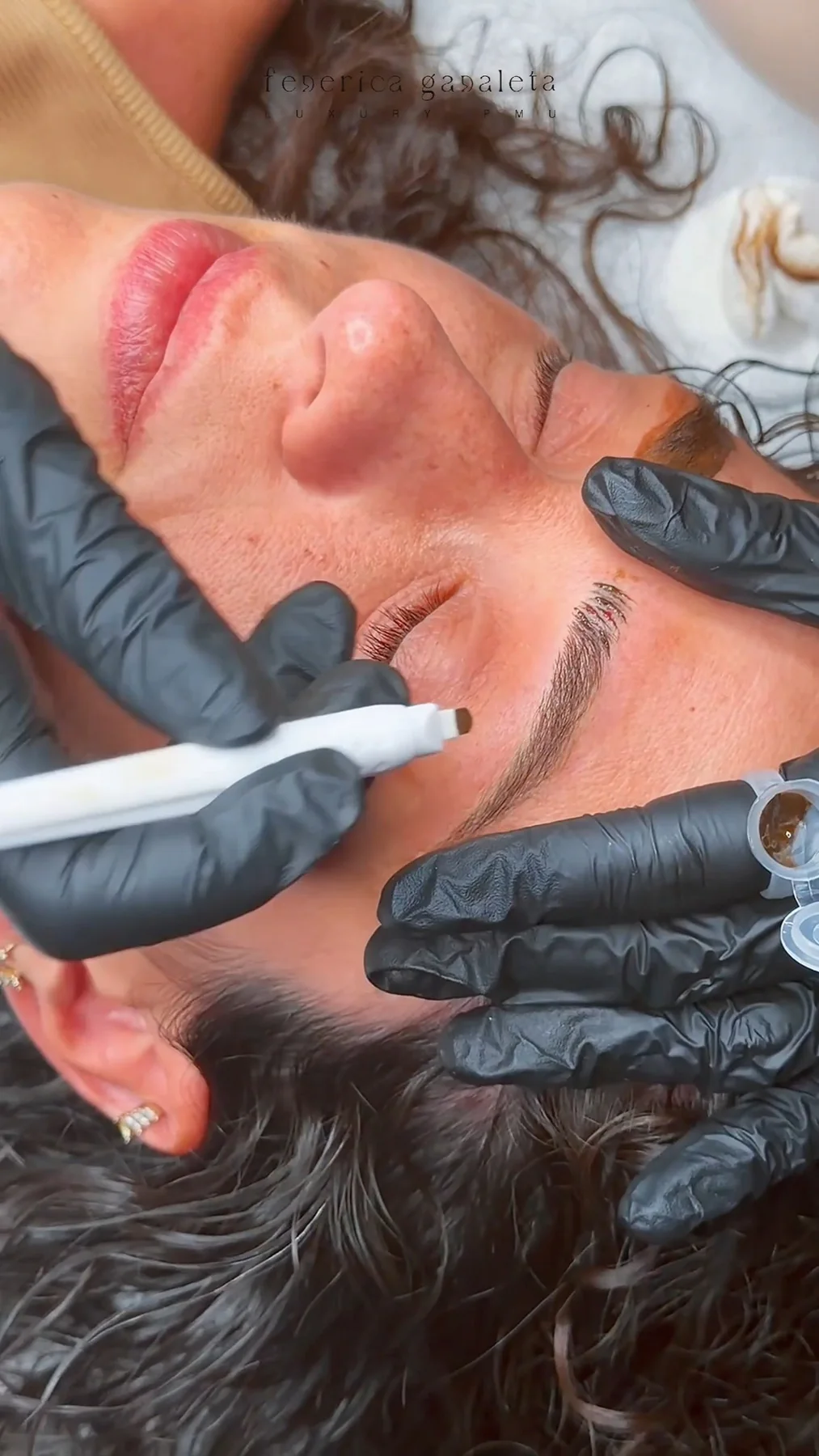 Federica durante un trattamento microblading